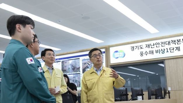 경기도 김동연, 재난안전대책본부 찾아 장마철 첫 호우 피해·대처 상황 점검