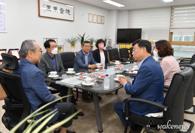 대한노인회 중원구지회를 방문하여 참담을 나누고 있다.