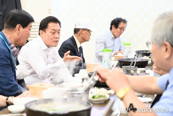 이재준 수원시장이 보훈단체 대표들과 대화하고 있다