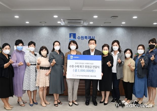 이재준 시장과 (사)경기도여성단체협의회 수원시지회 회원들이 전달식 후 함께하고 있다.