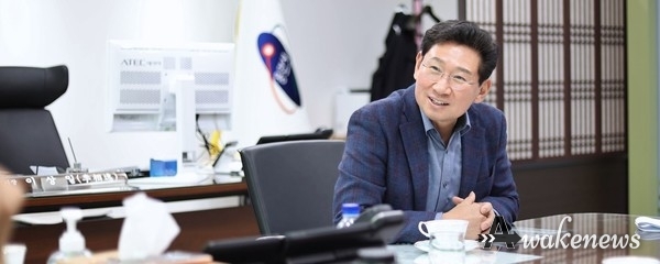 지난달 26일 경기기자협회와 이상일 시장이 인터뷰를 진행했다. 현재 사용하고 있는 책상은 평소 이 시장이 사용하던 것이다.(사진=심석진 기자)