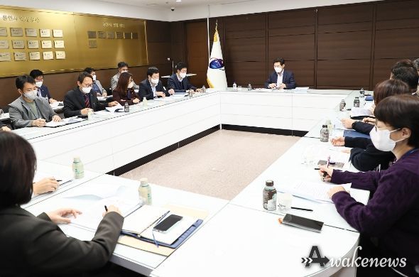 이상일 용인특례시장이 10일 기흥구 15개 동장들과 티타임을 하고 있다.