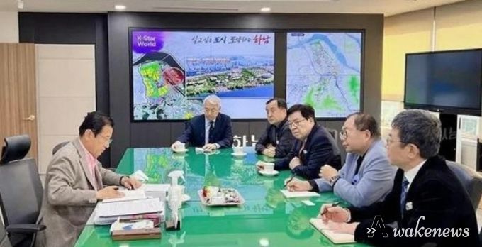하남시를 방문해 이헌재 하남시장과 회의하고 있는 모습