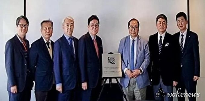 현판식 행사 후 기념촬영