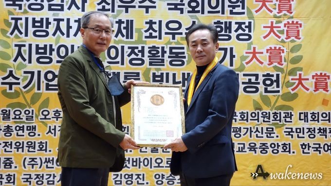 좌부터 한승완 시상자 국제엔젤봉사단 명예위원, 김원준 영화사 시네젠 대표 문화예술부문 수상