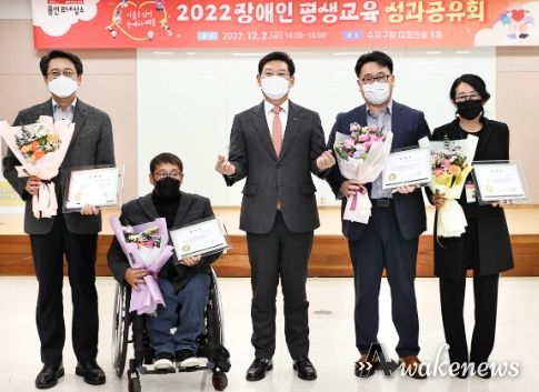 이상일 용인특례시장이 2일 ‘2022년 장애인 평생교육 성과공유회’에서 참석자들과 기념촬영을 하고 있다.