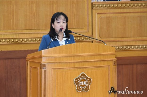 이지연 예산특별위원회 위원장이 19일 오전, 본회의장에서 내년도 예산안 심사결과를 보고하고 있다.
