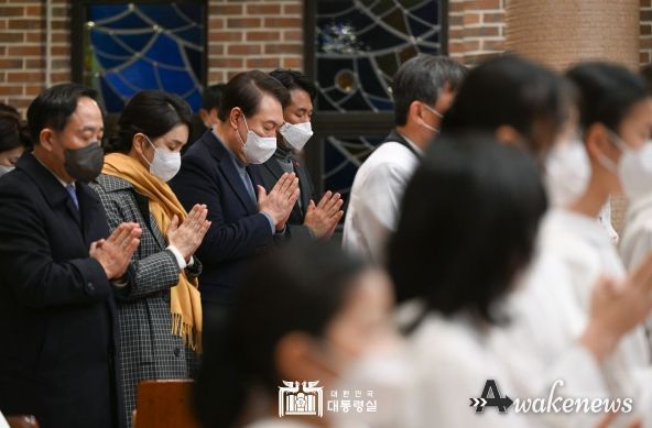 12월 24일 윤석열 대통령 부부는 성탄 미사에 참석했다.