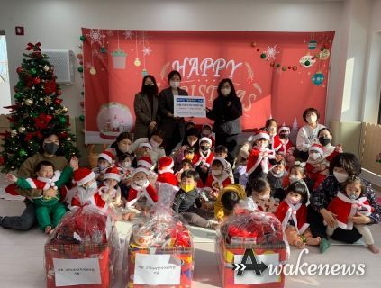 시립고덕LH2단지어린이집(원장 김선미)은 26일 원내에서 진행한 크리스마스 행사 진행 후 라면 3박스와 후원금 100,000원을 평택시 고덕동 지역사회보장협의체(공공위원장 안영미, 민간위원장 이영숙)에 기탁했다.
