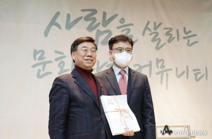지난해 신상진 시장이 지난해 12월 16일 판교종합사회복지관에서 봉사자를 치하하는 송년의 밤 행사에서 가천대 김영주 교수의 건강한 도시 만들기 프로젝트를 보고 받고 집필한 책 감수를 약속했다.(사진=가천대 제공)