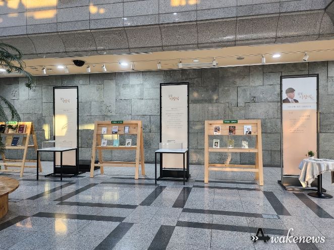 전시회가 열리는 선경도서관 1층 중앙홀