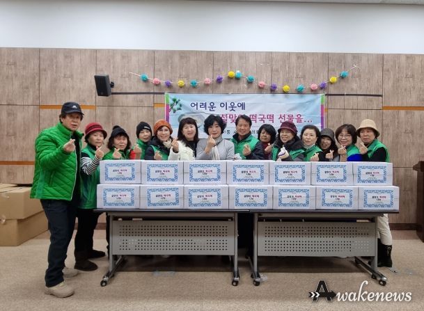광명시 소하1동 새마을지도자협의회·부녀회는 지난 16일 설맞이 떡국떡 선물 전달 행사를 진행했다.