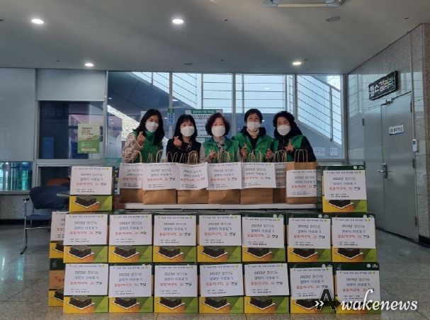 광명시 철산3동 새마을부녀회는 19일 동 행정복지센터에서 관내 취약계층을 위해 설맞이 물품을 기부했다.