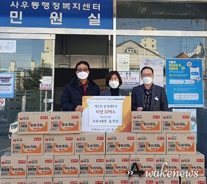 김건한 사우23통장은 18일 사우동 행정복지센터에 라면 30박스를 기탁했다. 이 물품은 사우동 홀몸어르신과 복지사각지대에 놓인 가정에 전달된다