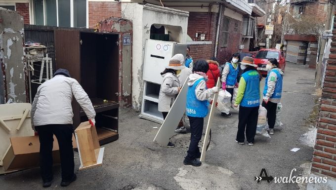 광명시 3․5․7동 행복마을관리소는 지난 2일과 3일 이틀간 광명7동의 주거 취약계층 가정을 방문해 대청소를 실시했다