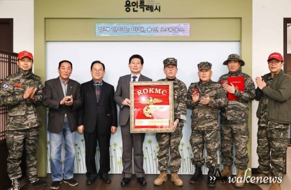 (사)용인특례시해병대전우회지가 16일 이상일 용인특례시장을 방문해 감사패를 전달하고 기념촬영을 하고 있다.(가운데 왼쪽이 이상일 용인특례시장, 오른쪽이 허정 (사)용인특례시해병대전우회지회 지회장)