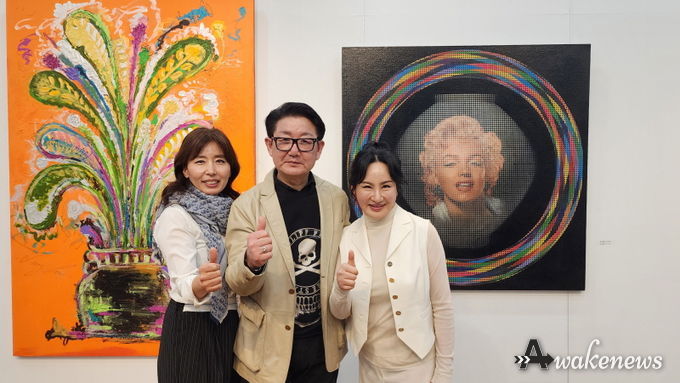 1. 사진설명 - 왼쪽부터 최성희 작가, 김중식 화백, 김예진 디자이너