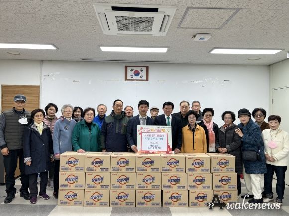 15일 풍무동에서 ‘사랑의 라면’ 기탁식을 가진 대한노인회 김포시 풍무동분회 회원들. 라면은 21개 경로당에서 수혜자를 찾아 직접 전달하는 방식으로 배분된다.
