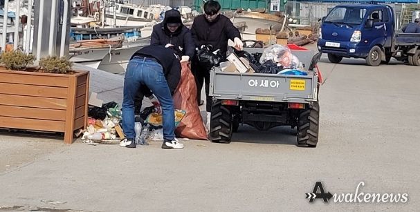 지난 17일 대명항에서 실시된 ‘연안정화의 날’ 참여자들의 모습
