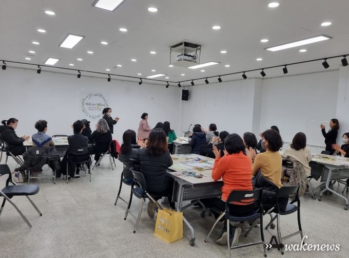 풍덕천2동 주민자치위원회가 주관한 색채테라피 강좌에 주민들이 호응하고 있다