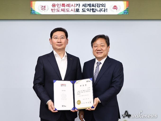 용인특례시 이상일 시장(왼쪽)과 특별고문으로 위촉된 강대희 서울대학교 의과대학 교수(오른쪽)