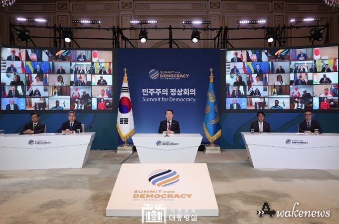 3월 29일 윤석열 대통령은 미국, 코스타리카, 네덜란드, 잠비아 정상과 함께 제2차 민주주의 정상회의 본회의를 공동 주최했다.