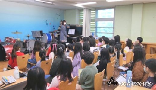 수업에 참여 중인 합창부 학생들