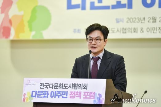 지난 2월 21일 국회에서 열린 이주민 정책 포럼에서 인사말 하는 김병수 김포시장.