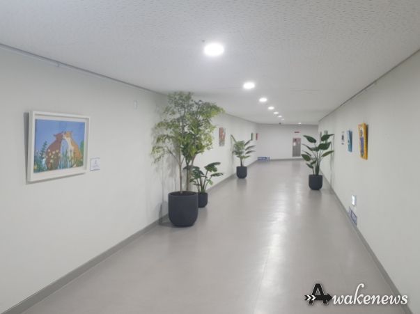 장애인예술품 전시사진_지하3층 출입통로