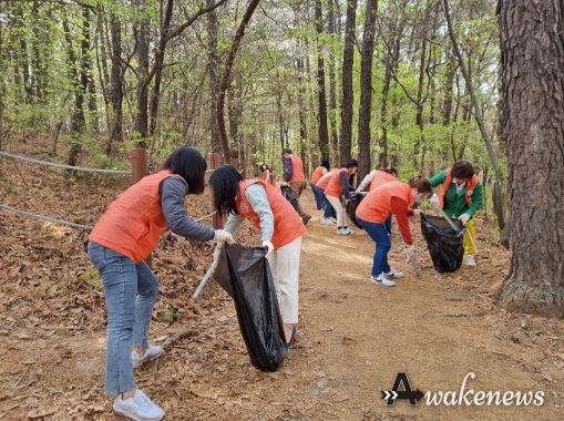 수원시환경성질환아토피센터 직원들이 광교산 등산로를 청소하고 있다.