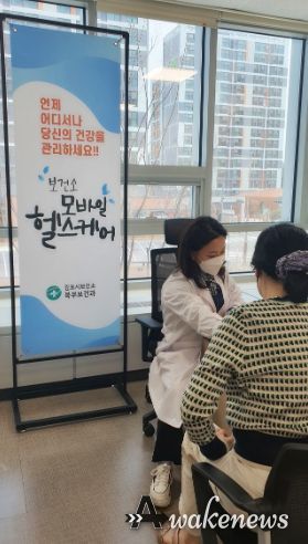 김포시보건소는 스마트폰으로 모바일 건강관리 앱과 스마트밴드를 활용한 ‘맞춤형 건강관리서비스’를 시행하고 있다. <사진>은 한 주민이 상담 받는 모습이다.