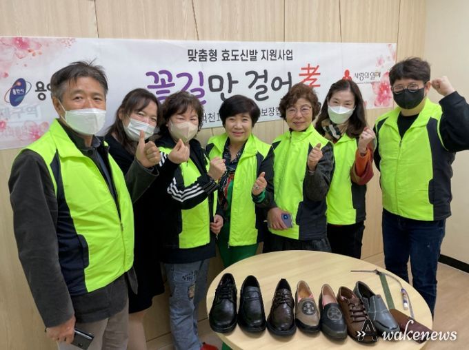 풍덕천1동 지역사회보장협의체 위원들이 수제화 샘플 앞에서 기념촬영을 하고있다.