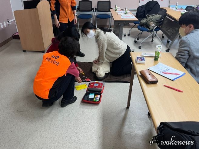 기흥구보건소에서 심폐소생술 교육을 받고 있는 시민들