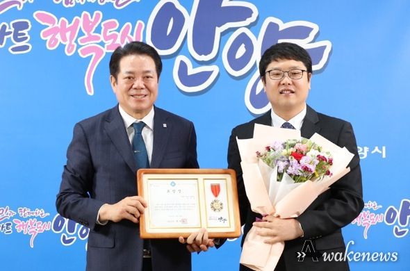 안양시는 장대언씨에게 13일 안전문화운동 유공 표창을 수여했다