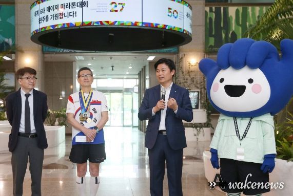 조용익 부천시장이 부천시 전 공무원 신동훈씨를 격려하기 위해 마련한 영국 런던 마라톤대회 출정식에서 인사말을 하고 있다.