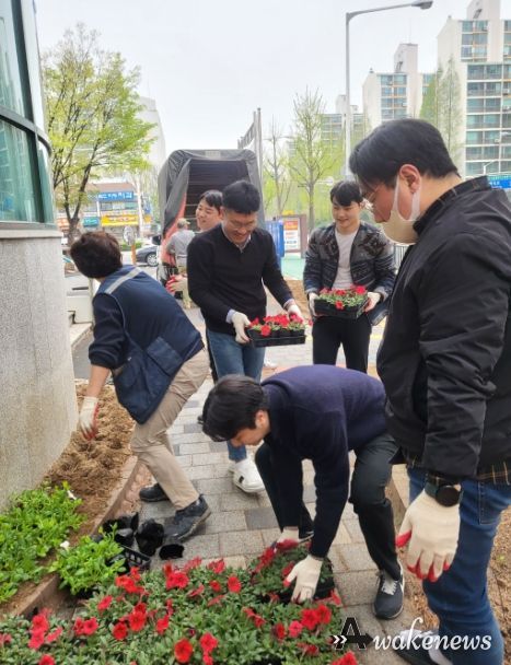고양특례시 백석1동, 주민과 함께 꽃향기 가득한 초화 식재