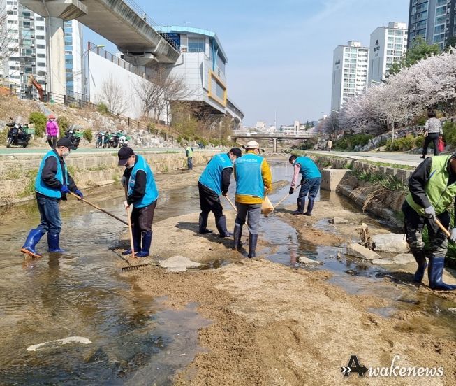 의정부시, 쾌적한 하천을 위한 친환경 유충구제 전개
