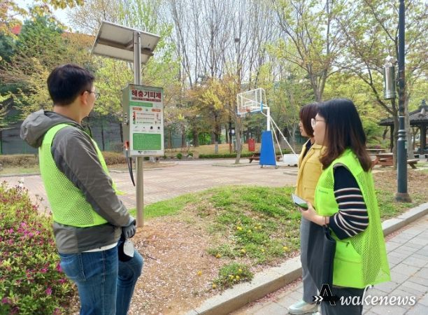 보건소 관계자들이 모기 기피제 분사기를 살펴보고 있다.