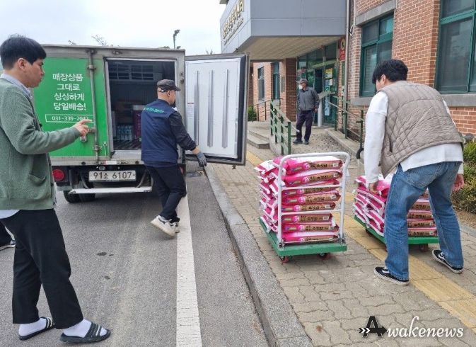 용인특례시 처인구 김량장동에 위치한 용인아산내과가 기증한 쌀이 처인구 내 각 행정복지센터로 옮겨지고 있다