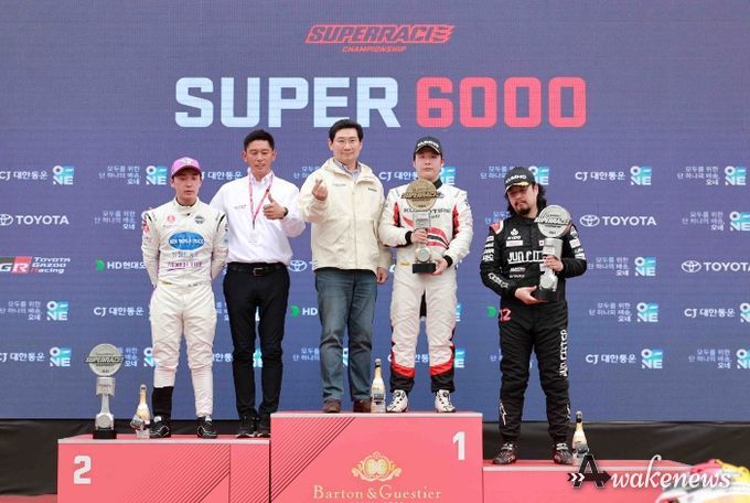 삼성 스피드웨이에서 열린 2023 슈퍼레이스 챔피언십 슈퍼 6000 클래스 2라운드 결승 1,2,3위를 차지한 선수들과 이상일 용인특례시장이 기념촬영을 하고있다