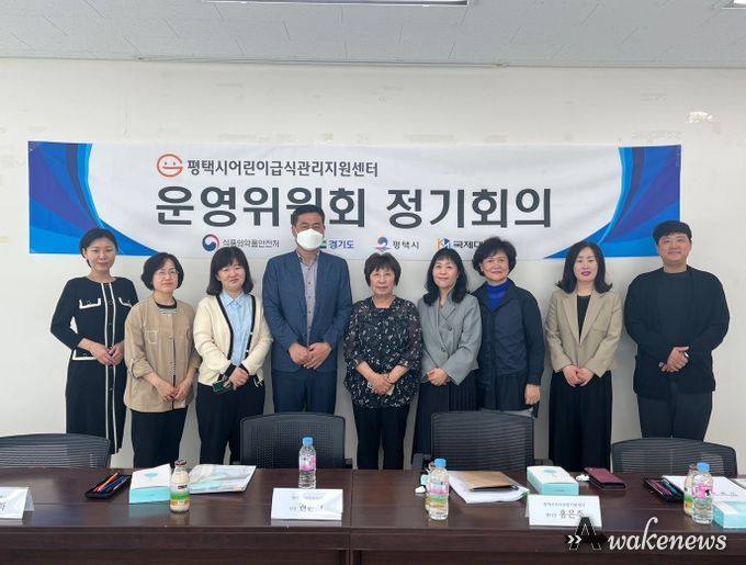 왼쪽부터 이은영 부센터장, 오정화 식품정책팀장, 권은경 보육정책팀장, 김남곤 센터장, 김귀정 코끼리어린이집 원장, 이주주 시립팽성남산어린이집 원장, 김미숙 아이사랑어린이집 원장, 홍은주 육아종합지원센터장, 최진광 시립가곡어린이집 부모위원