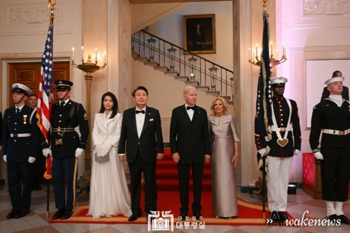 4월 26일 윤석열 대통령 부부는 美 바이든 대통령 부부가 주최한 국빈 만찬에 참석했다.