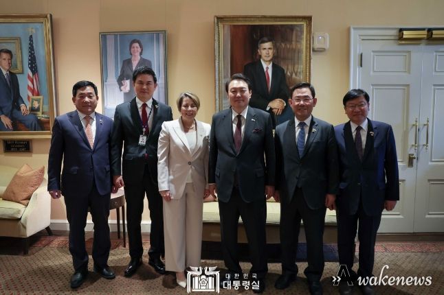 4월 28일 윤석열 대통령은 매사추세츠 주지사 주최 오찬 간담회에 참석했다.