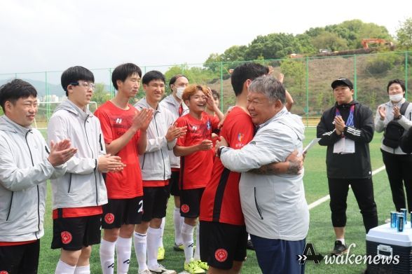 )광명시장애인체육회 선수단은 성남시에서 열린 제13회 경기도장애인체육대회에서 축구대표팀 금메달을 비롯해 금 3개, 은 4개, 동 3개를 획득하는 성과를 거두었다