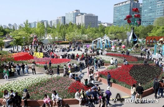 2023 고양국제꽃박람회에 많은 관광객들이 방문하고 있다