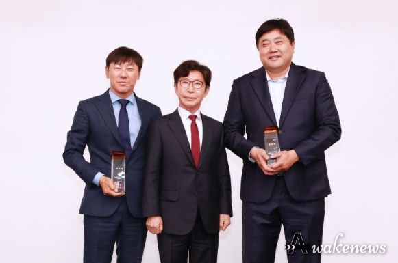 용인시장학재단 구자범 이사장(가운데)과 홍보대사로 위촉된 신태용 인도네시아 축구팀 감독(왼쪽)과 양준혁 '양준혁야구재단' 이사장(오른쪽)