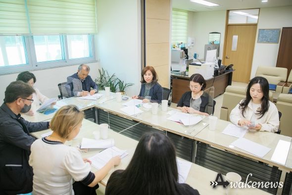 김경희 의장, 국회의원, 교장, 학부모연합회 등이 급식 과밀 문제로 논의 중이다.