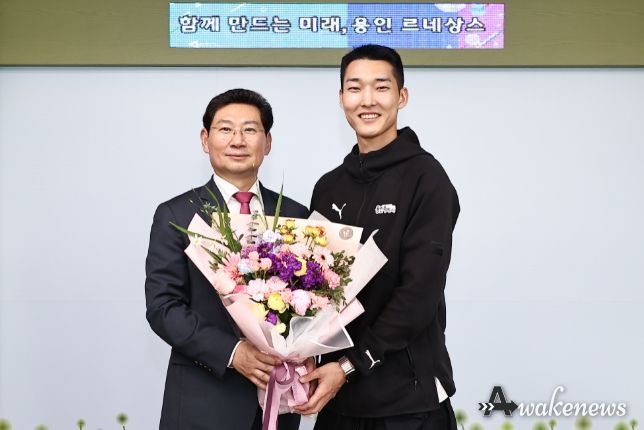 8일 이상일 용인특례시장(왼쪽)을 만나 용인시민의 응원에 자부심을 가진다고 소감을 전한 높이뛰기 국가대표 우상혁(오른쪽) 선수
