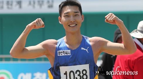 ‘제51회 KBS배 전국육상경기대회’에서 대회 신기록을 작성하며 금메달을 거머쥔 높이뛰기 우상혁 선수