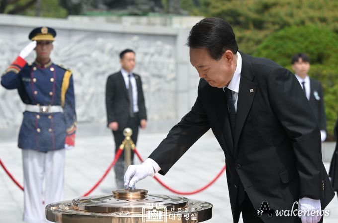 5월 10일 윤석열 대통령은 정부 출범 1주년을 기념하여 국립서울현충원 참배를 진행했다.
